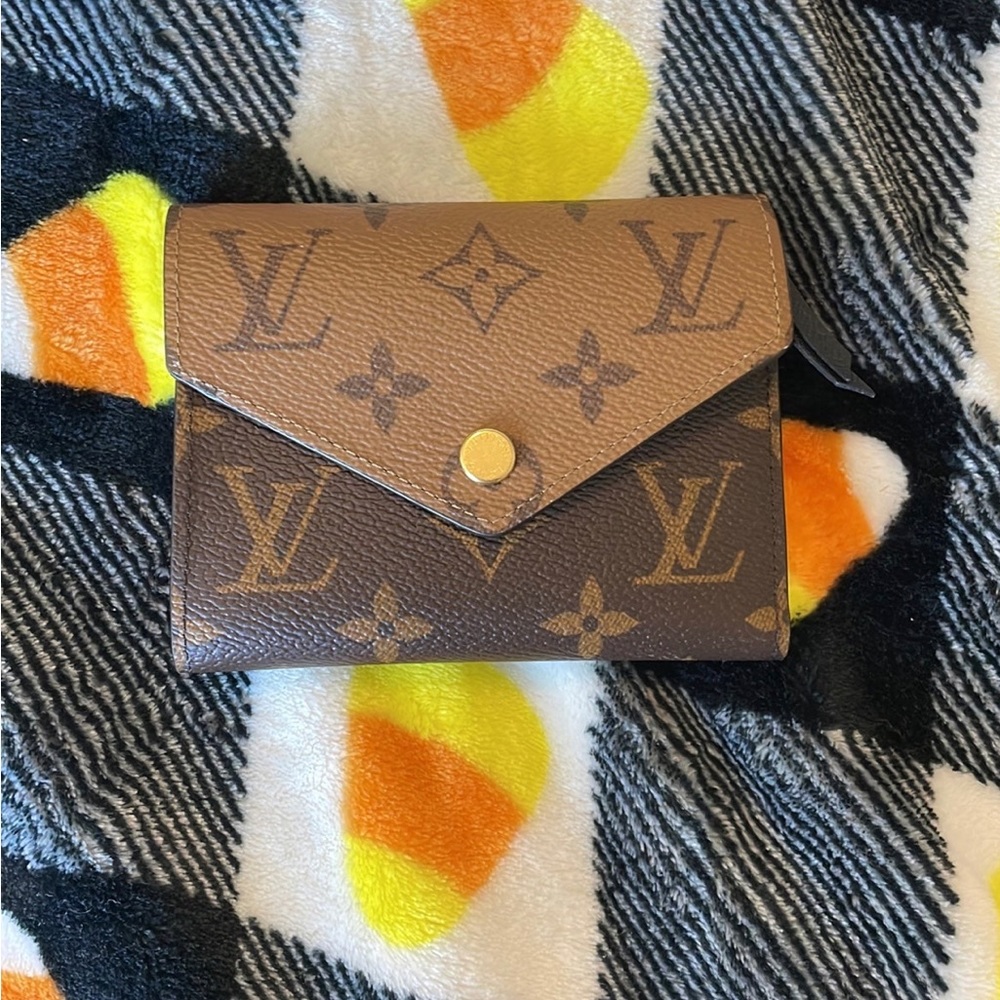 Looking to trade my reverse Louis Vuitton wallet for Sarah wallet